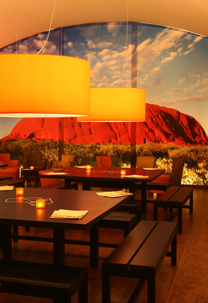 Tisch mit Leuchten und hinterleuchtetem Bild von Australien