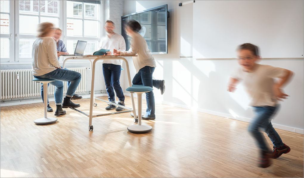 Kratives Arbeiten im Büro mit rollbarem Tisch