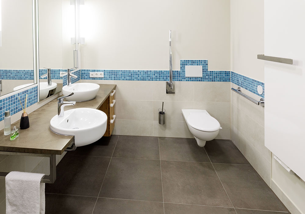 Bad mit WC, barrierefreies Bad geplant von Innenarchitekten in Berlin