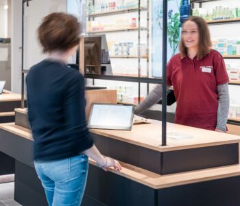 Tresen mit Schutz-Scheibe in der neuen Apotheke