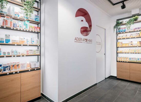 Grafik-Design in der Innenarchitektur mit Logo der Apotheke