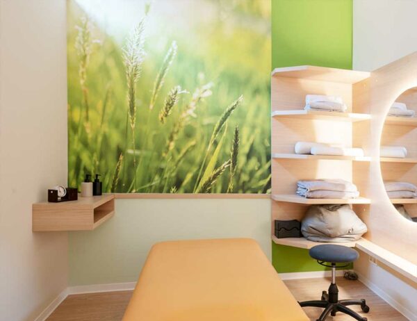 Behandlunsgsraum Physiotherapie in Grün