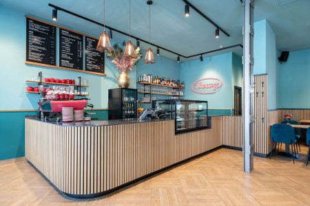 Tresengestaltung mit Menükarte für eine Café-Bar in Potsdam Babelsberg von Innenarchitekten in Berlin