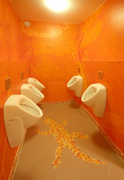 Urinale mit Fliesen-Intarsie