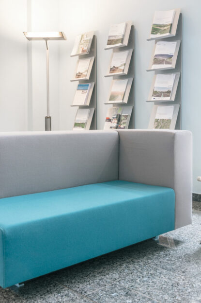Wartebereich in Berlin mit Tresen und Wartebereich von ihrem Innenarchitekt Berlin