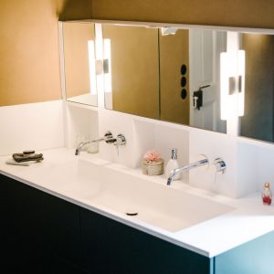 Waschtisch-Objekt mit Spiegelschrank, großem Waschbecken und Wandarmaturen