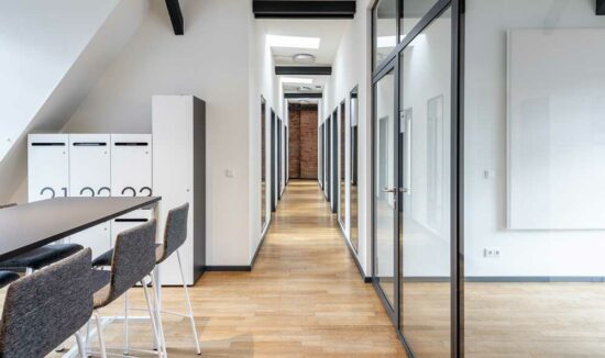 Flurgestaltung mit Festverglasung und Glastüren im Büro