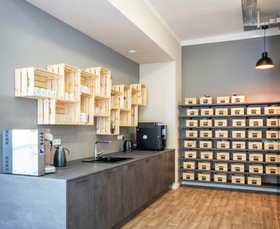 Teeküche mit Boxen für alle Mitarbeiter, geplant von raumdeuter, Innenarchitekt in Berlin