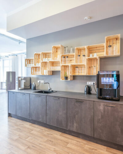 Teeküche mit Regalen aus Holzkisten, geplant von raumdeuter, Innenarchitekt in Berlin