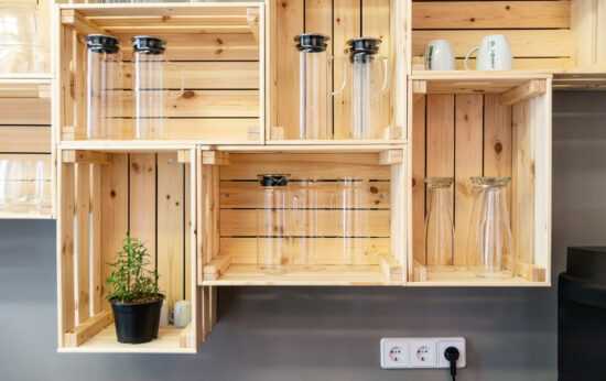 Holzkisten als Regale, geplant von raumdeuter, Innenarchitekt in Berlin