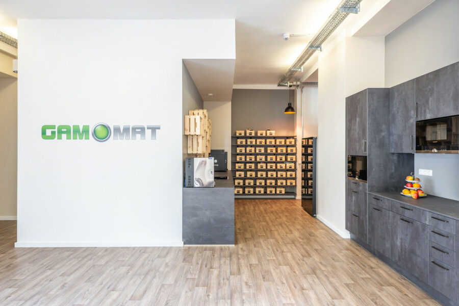 Zugang zur Büro-Teeküche mit Logo, geplant von raumdeuter, Innenarchitekt in Berlin