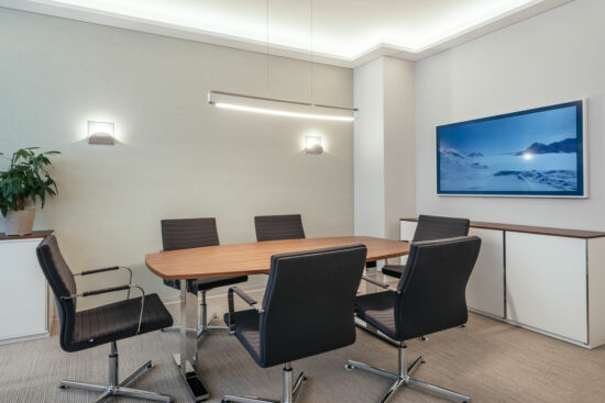 Besprechungsbereich im Büro, geplant von raumdeuter, Innenarchitekt in Berlin