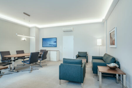Geschäftsführer-Büro mit Warteecke und Besprechungstisch, geplant von raumdeuter, Innenarchitekt in Berlin