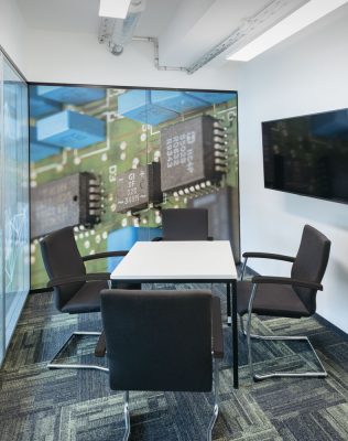 kleiner innenliegender Meetingraum mit Technikmotiv als Fototapete