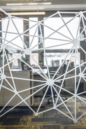Netzbeklebung auf den Glasscheiben, die Büros von der MIttelzone trennen