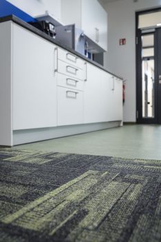 Fußbodenwechsel von Teppich zu Linoleum vor der Küchenzeile