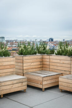 Möbel- und Pflanzelemente auf der Dachterrasse