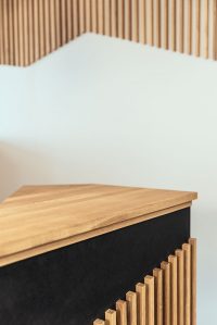Tresen-Detail mit Holz-Leisten