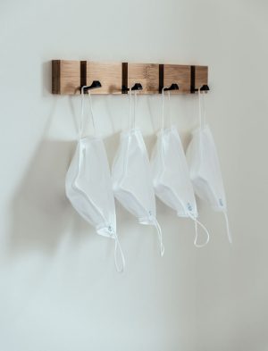 Masken an Garderobenhaken