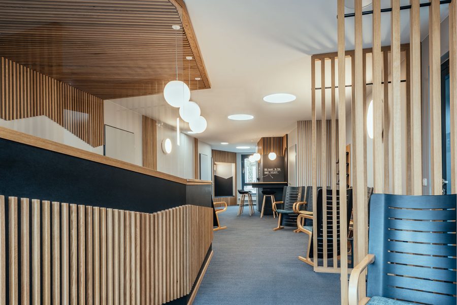 Orthopädiepraxis Berlin mit Tresen und Warteraum