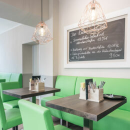 Café Vernunft, Blick ins Café, geplant von raumdeuter, Innenarchitekt in Berlin