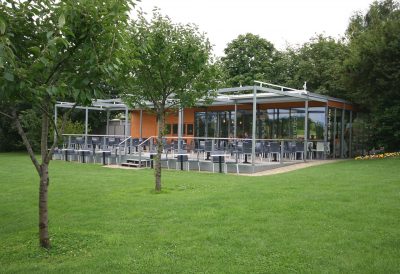 Blick von außen auf den Pavillon