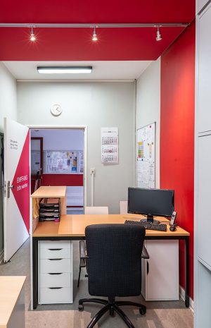 Roter WInkel als Anlaufpunkt im Empfang