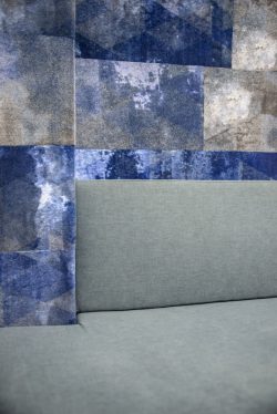 Detail mit Teppichfliesen an der Wand