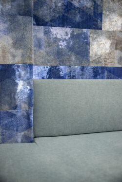 Detail mit Teppichfliesen an der Wand