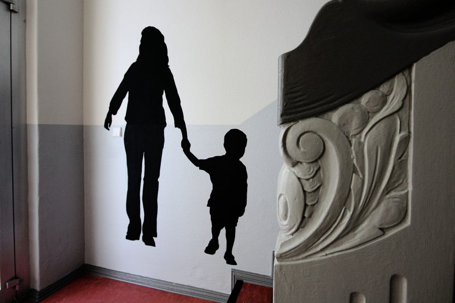 Silhouette von Mutter und Kind im Treppenhaus