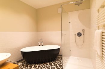 Bad mit freu stehender Wanne