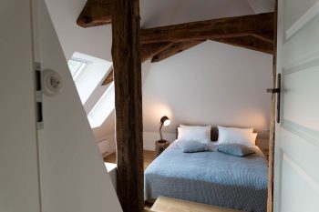 Bett in der Dachgaube