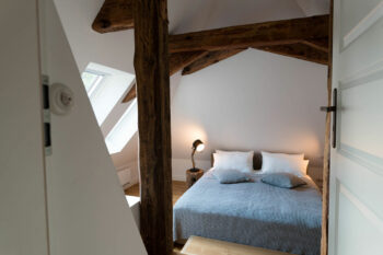 Bett in der Dachgaube
