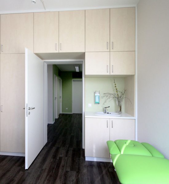 Einbauschrank mit Tür, Praxisgestaltung in Berlin von Büro raumdeuter, Ihrem Innenarchtekt