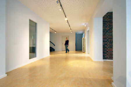 Eingang des Gemeindezentrums, geplant von raumdeuter, Innenarchitekt in Berlin
