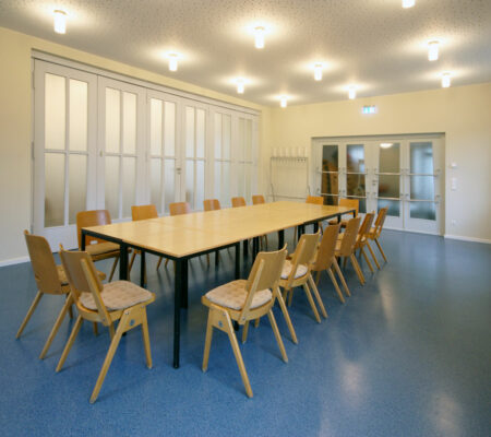 Besprechungsraum im Gemeindezentrum, geplant von raumdeuter, Innenarchitekt in Berlin