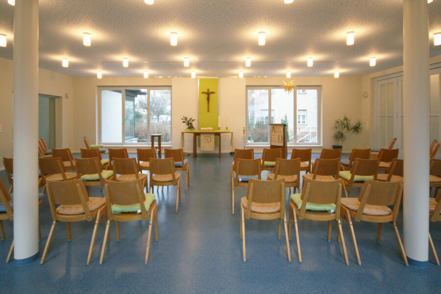 Der Gemeindesaal nach der Renovierung, geplant von raumdeuter, Innenarchitekt in Berlin