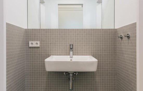 WC- Einbau: Das neue WC mit Glasbausteinen im Büro, geplant von raumdeuter, Büro für Innenarchitektur