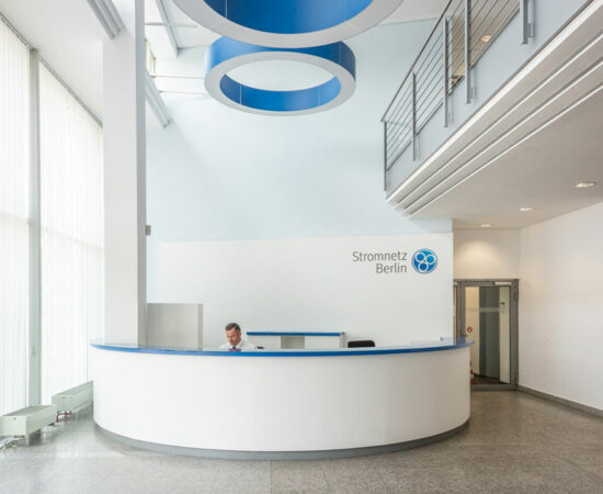 Emfangsbereich Bürogebäude, geplant von raumdeuter, Innenarchitekt in Berlin