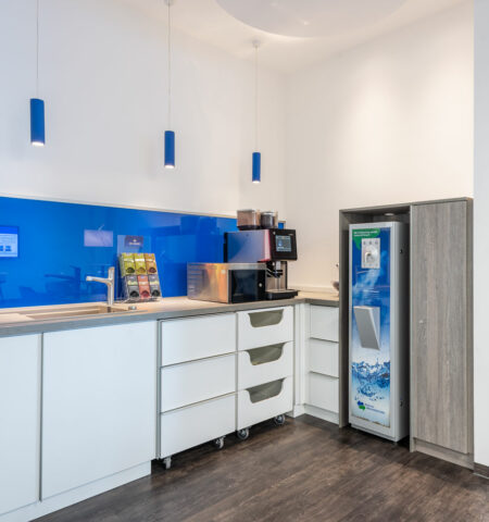 Teeküche im Bürogebäude, geplant von raumdeuter, Innenarchitekt in Berlin