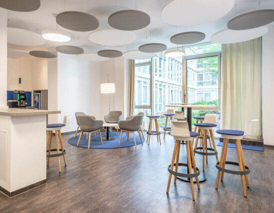 Pausen und Kommunikationsbereiche im Büro, geplant von raumdeuter, Innenarchitekt in Berlin