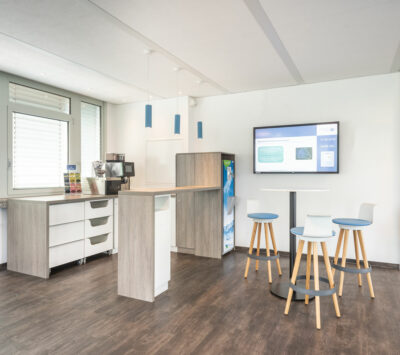 Teeküche mit Monitor, geplant von raumdeuter, Innenarchitekt in Berlin