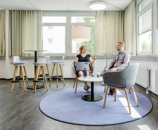 Besprechungsecke im Büro, Büroplanung, geplant von raumdeuter, Innenarchitekt in Berlin