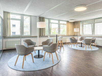 Besprechungsbereiche für die schnelle Kommunikation geplant von raumdeuter, Büro für Innenarchitektur