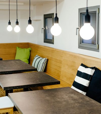 Cafeteria mit Sitzbank