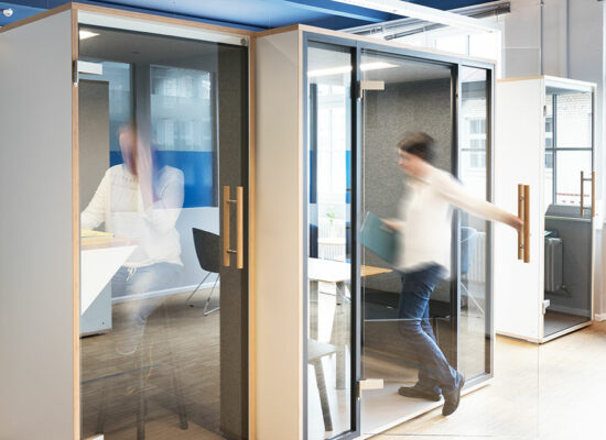 Arbeitswelt und Raumgestaltung: Telefonboxen für das ungestörte Telefonat, Büroplanung Berlin von Ihrem Innenarchitekten