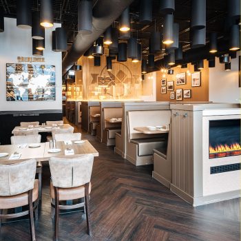 Blick ins Restaurant Richtung Bar