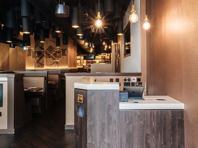 Eingangsbereich mit Blick auf Empfang vom Tony Roma´s Berlin