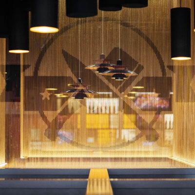 Goldvorhang mit Logo im Tony Roma´s Berlin