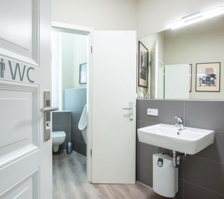 WC mit großem Vorraum